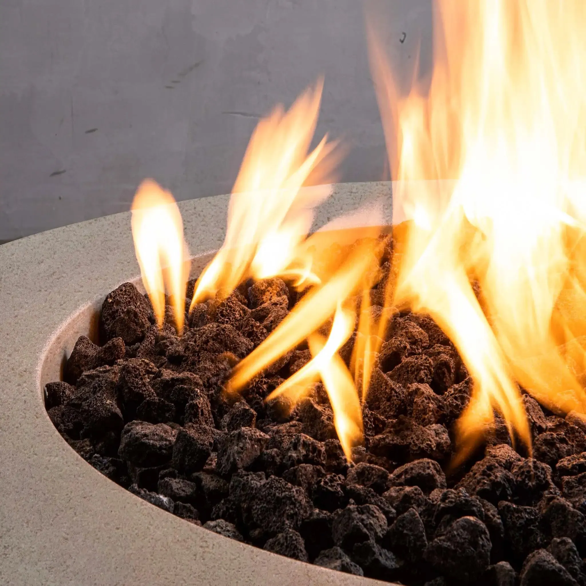 Gravity - Rustic 36" W Beige Round Concrete CSA Electronic Ignition High/Low Natural Gas Fire Pit - SD-FP-TRAV-3616-BEIG-ELECCSAHL-NG by Starfire Designs
