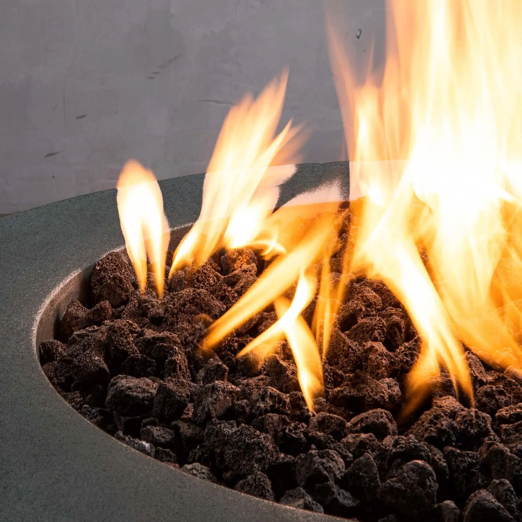 Gravity - Rustic 36" W Graphite Round Concrete CSA Electronic Ignition On/Off Propane Gas Fire Pit - SD-FP-TRAV-3616-GRPH-ELECCSAOO-LP by Starfire Designs